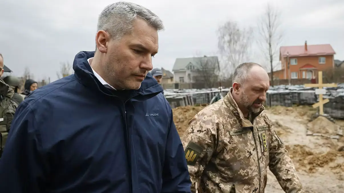 Экс-канцлера Австрии Карла Нехаммера эвакуировали из поезда в Украине из-за дронов
